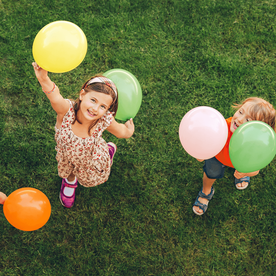 Barn leker med ballonger – barnkalas lekar som får igång rörelse och skratt.