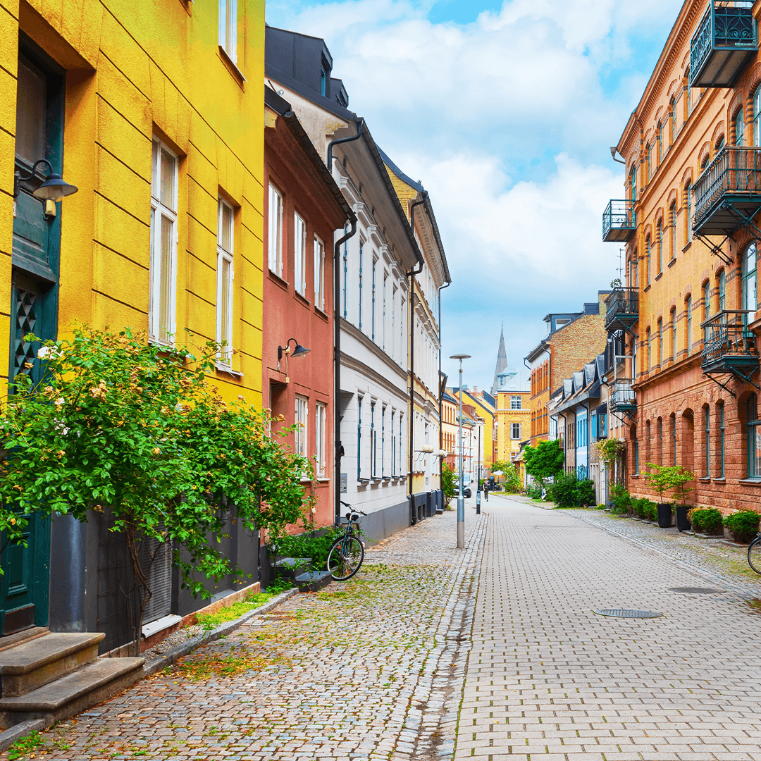 Färgglada hus på rad – urbana barnaktiviteter Malmö mitt i city