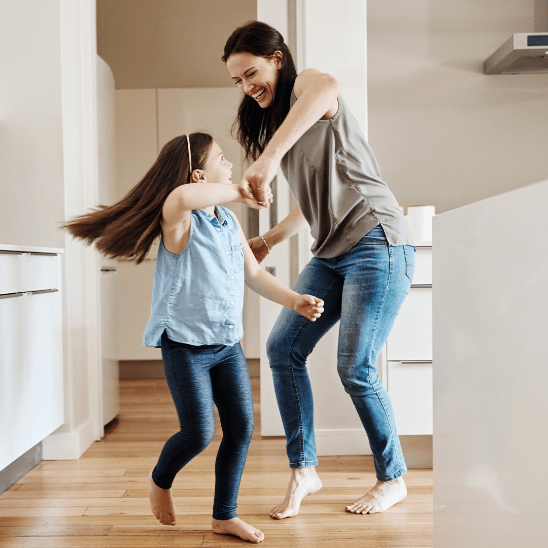 Mamma och dotter dansar i köket – vardagsrörelse för barn med glädje
